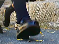 【復刻版】ローファーの下で無残な姿と化すコオロギ!
