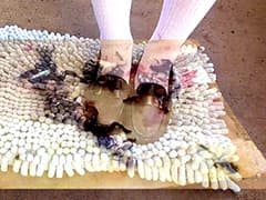 カエルを仕込んだ玄関マットを踏んで2人の美女がダンス