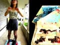 カエルを仕込んだ玄関マットを踏んで2人の美女がダンス