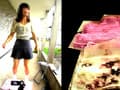 カエルを仕込んだ玄関マットを踏んで2人の美女がダンス