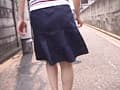 スカートめくり