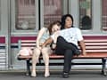 駅のホームでスカートの脇の切れ目に手を入れて指マン