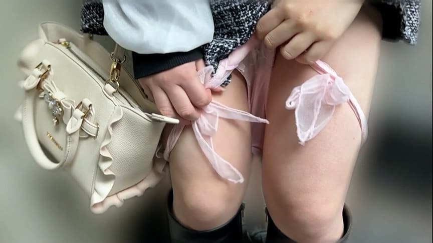 愛川夢奈ちゃんとリモバイ散歩！街中で絶頂恥○プレイ！