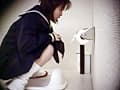 侵入女子校卒業式女子便所1