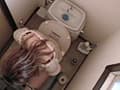 卑劣○罪！女便所淫撮された女達04