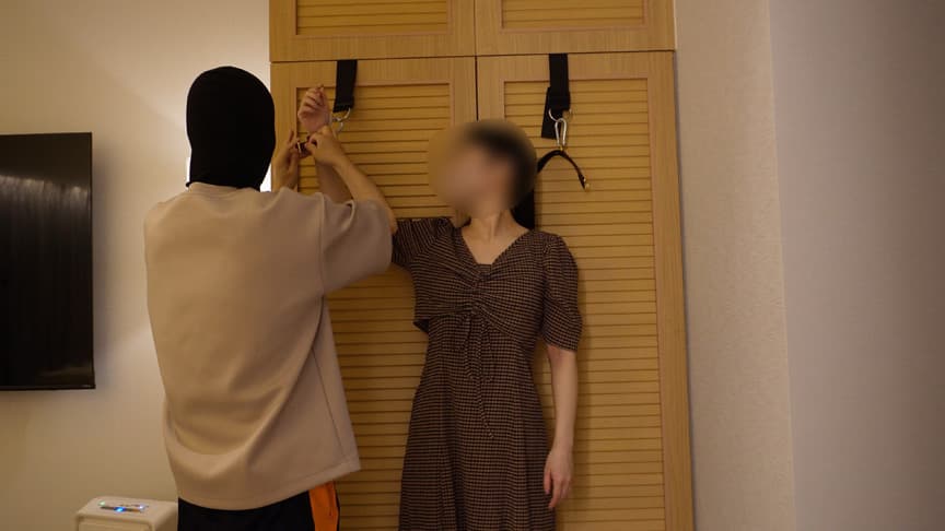 マスクでは隠し切れない美貌の美女をくすぐり責め