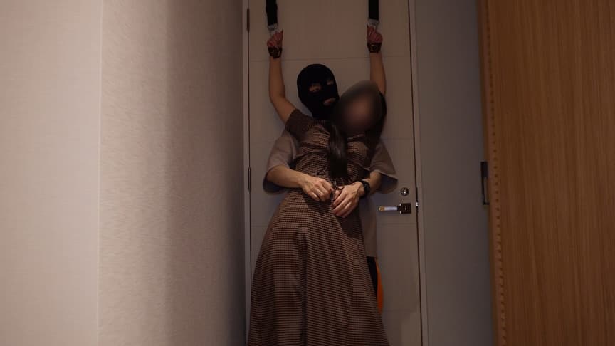 マスクでは隠し切れない美貌の美女をくすぐり責め