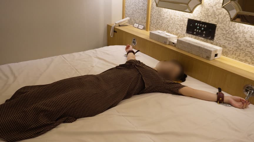 美女をベッドに拘束してくすぐり責め（1）