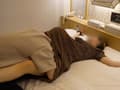 美女をベッドに拘束してくすぐり責め（1）