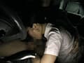 突然背後から女子○生が運転中に手コキ