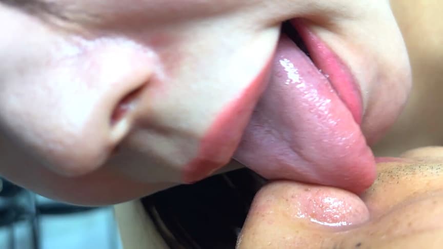 色っぽく誘ってくれるまいなちゃんがM男に濃厚鼻フェラ