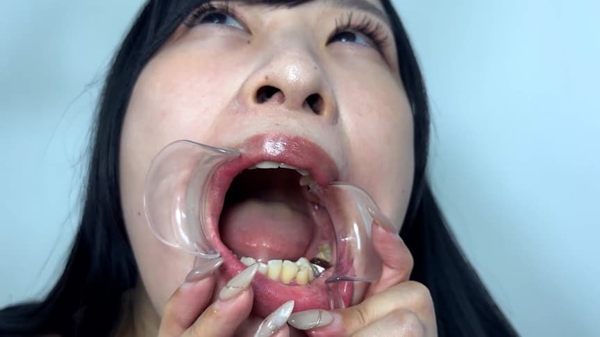 喉ちんこが可愛いゆのちゃんの口内観察