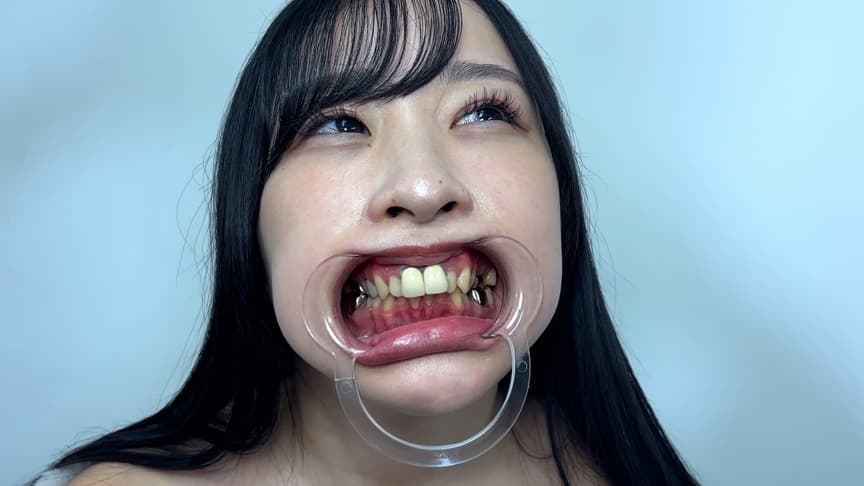 喉ちんこが可愛いゆのちゃんの口内観察
