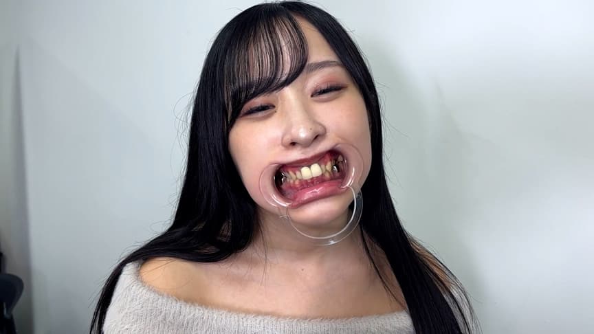 喉ちんこが可愛いゆのちゃんの口内観察