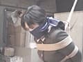 地下室の制服少女