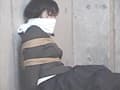 地下室の制服少女