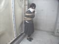 地下室の制服少女