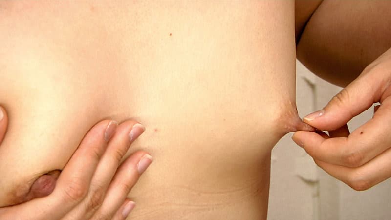 Aカップ貧乳勃起乳首