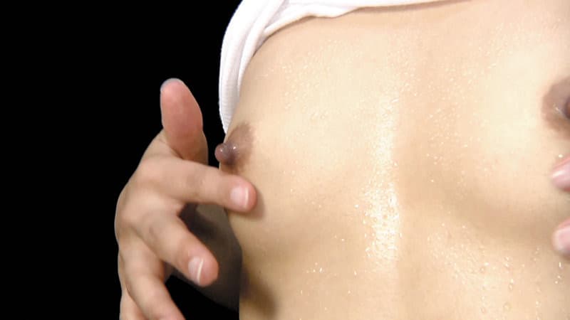 Aカップ貧乳勃起乳首
