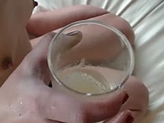 【飲尿・飲精】精子と尿を混ぜてコップでゴクゴク！