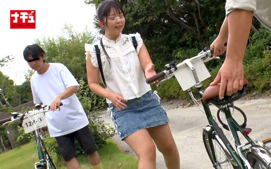 全裸オナニーでイキ漏らす野外アクメ女2 アへ顔ちび女子