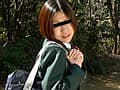 木陰で野ションする娘