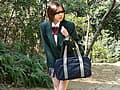 木陰で野ションする娘