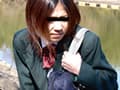 木陰で野ションする娘