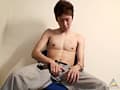 18歳フレッシュなユウキがカメラの前で密室初オナニー