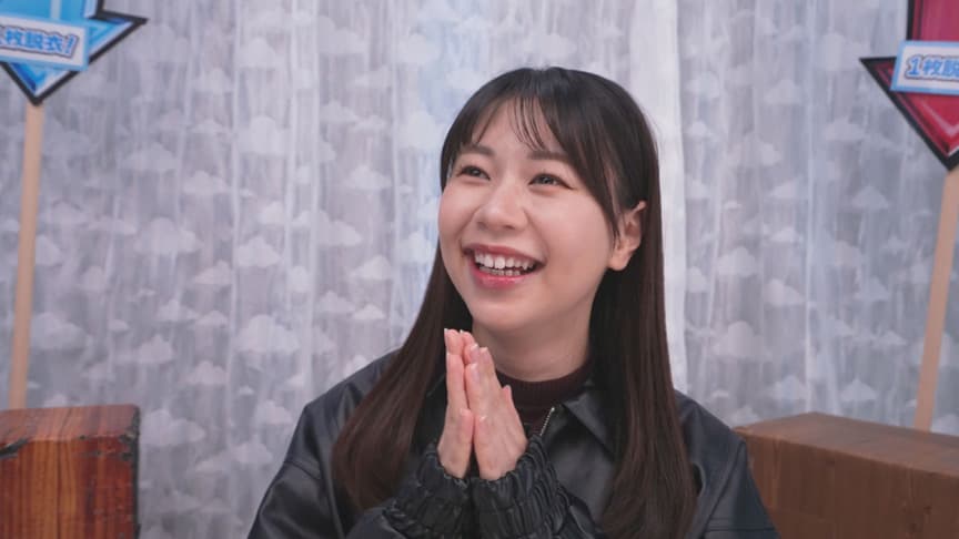 街行く素人娘が脱ぎ脱ぎあっち向いてホイ対決！りな編