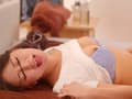 出張メンエス嬢がジッパー開くと目の前に生マ○コ！！