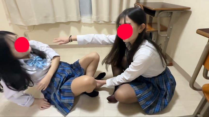 りおなちゃんがもかちゃんに電気アンマ＆くすぐりの洗礼