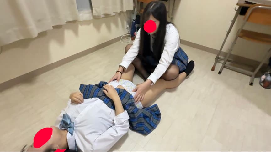 りおなちゃんがもかちゃんに電気アンマ＆くすぐりの洗礼