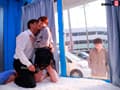 マジックミラー号 本物人妻がスカートの中で不倫SEX