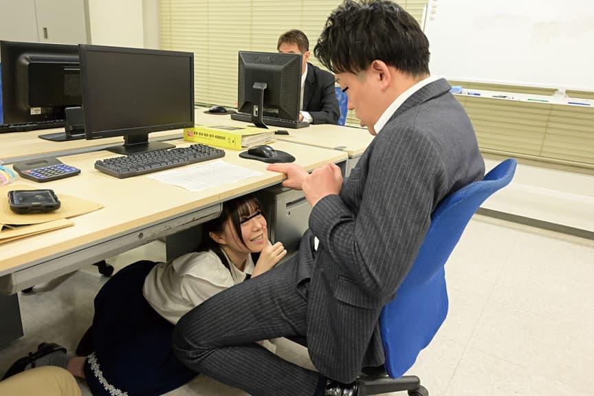 地味で小柄な女子社員が…実はチ○ポ大好き娘！
