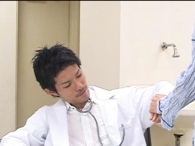 ギン起ちチンポをわざと見せたら イケメンドクター編