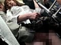 満員路線バス・乗客の勃起チ○ポを握りしめる若妻