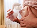 身重の嫁に搾乳の仕方を教えてる先輩ママさんのおっぱいに発情しちゃった俺 小那海あや・江澄ゆゆ・横峯めぐ