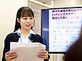あざとく男にすり寄ってくる女子社員 ピンク色の舌を絡めて誘惑してくる同僚はキス狂い痴女 本城はな
