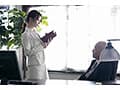 人妻秘書 机の下の密かなクンニ情事―。 小沢菜穂