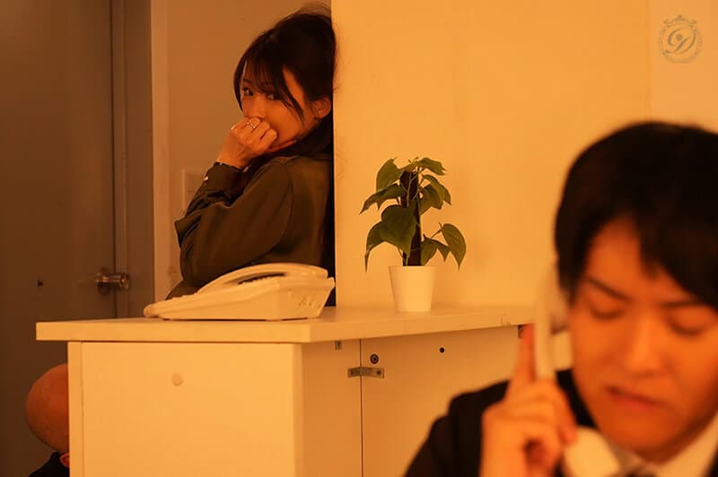 人妻秘書 机の下の密かなクンニ情事―。 小沢菜穂