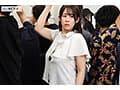 満員電車で吊り革にぶら下げられ両乳首同時開発のすえ無念の発情してしまった巨乳美女4 二羽紗愛