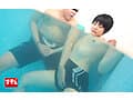 つるぺた女子の男水着チャレンジ 県民プールでデカチンおじに女子だとバレて中出しされて…マジ最悪だったよぉぉ～！