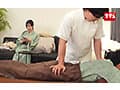 夫がいるのに平然と寝バックでハメたままマッサージされるスローな刺激でイってしまった欲求不満妻は中出しを拒めない