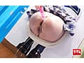 マジックミラー号でかる～くAV出演！「顔は撮らないなら…」尻はめパネルで後ろから潮吹きイカセ！尻コキだけの約束破ってハプニング挿入！彼氏の前でねじ込まれた他人棒のこの上ない快感に負け中出しを許しちゃう欲求不満な巨尻彼女