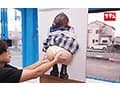 マジックミラー号でかる～くAV出演！「顔は撮らないなら…」尻はめパネルで後ろから潮吹きイカセ！尻コキだけの約束破ってハプニング挿入！彼氏の前でねじ込まれた他人棒のこの上ない快感に負け中出しを許しちゃう欲求不満な巨尻彼女