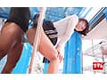 マジックミラー号でかる～くAV出演！「顔は撮らないなら…」尻はめパネルで後ろから潮吹きイカセ！尻コキだけの約束破ってハプニング挿入！彼氏の前でねじ込まれた他人棒のこの上ない快感に負け中出しを許しちゃう欲求不満な巨尻彼女