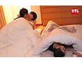 布団の中の密着ピストンでねっとり膣奥を突かれ夫に声をかけられずイキ堕ちた敏感妻は何度も絶頂を求める5