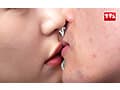 混雑バスで動けず長時間べろキスされ蕩け顔を見られた人妻は若いチ○ポを握りだす