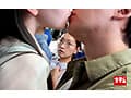 混雑バスで動けず長時間べろキスされ蕩け顔を見られた人妻は若いチ○ポを握りだす